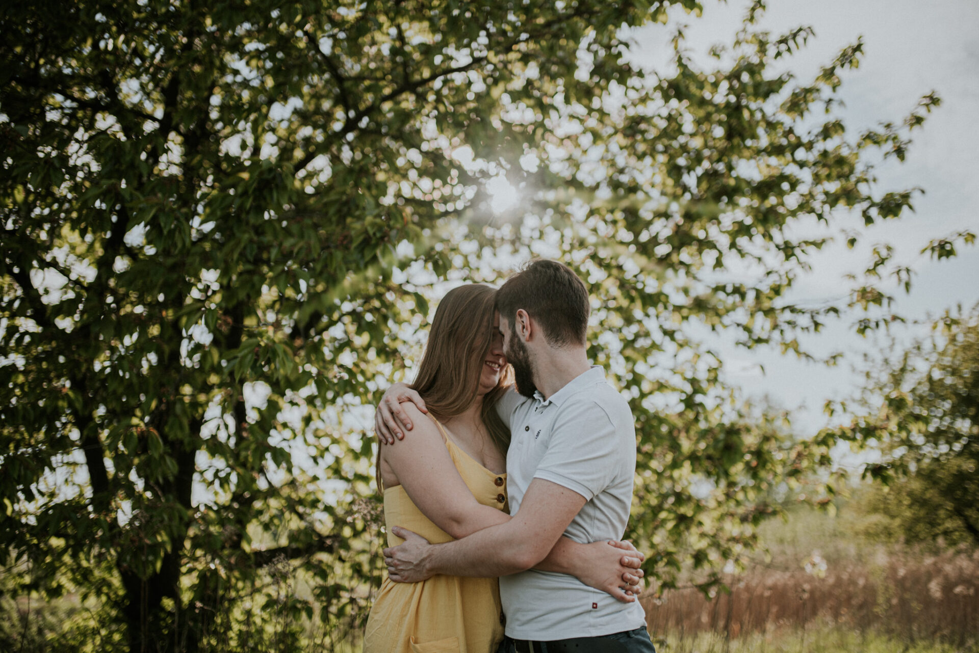 SAW 0720 Sesja narzeczeńska w sadzie