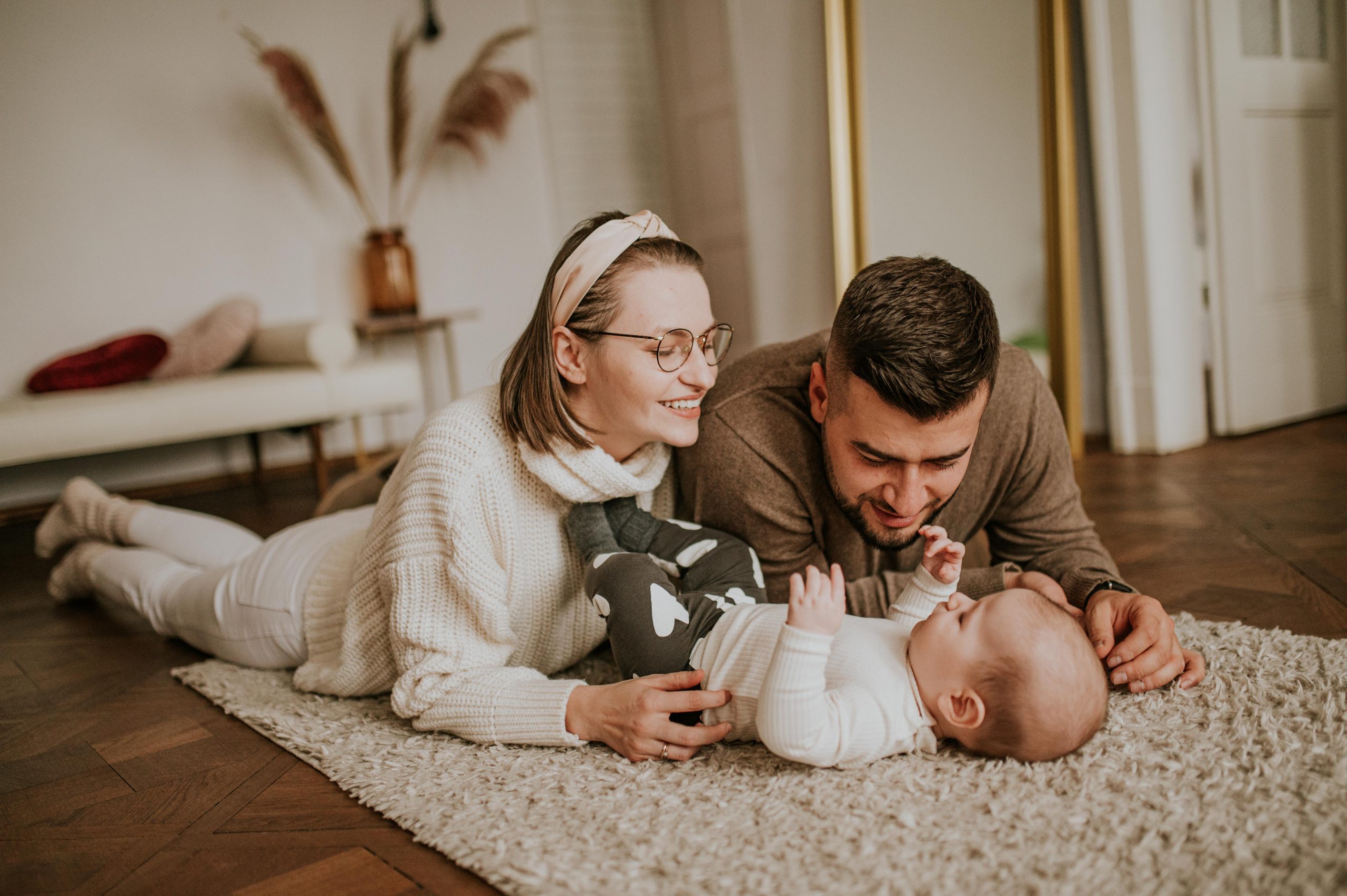 SAW 4449 scaled Sesja rodzinna w światłocienie studio